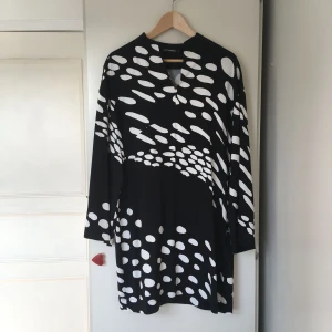  - Tunika/klänning från Marimekko FW15. Lös passform, vida ärmar. Viskos och lite elastan. Väldigt fint skick!! 