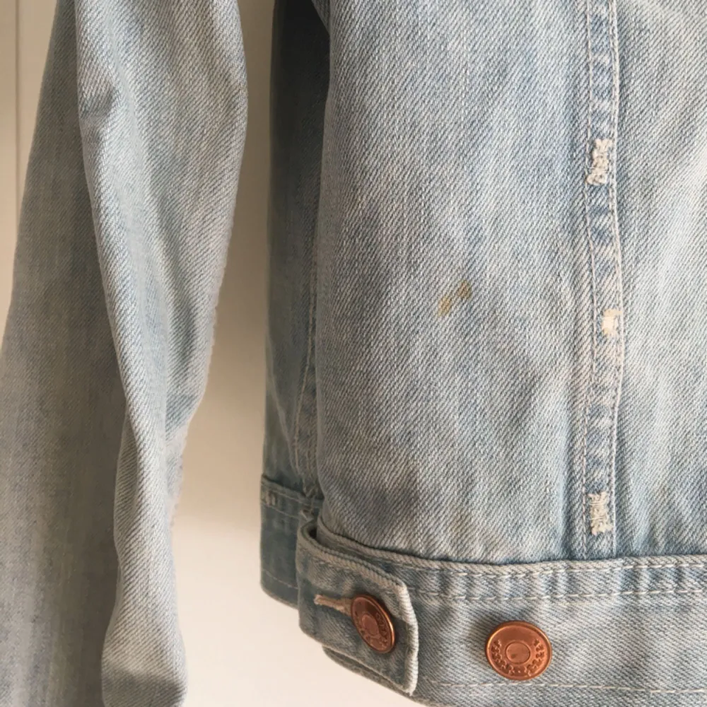 Ljusblå jeansjacka från hm i storlek 36, men funkar också för storlek 34. Jättefint skick, men en liten fläck på ryggen (sista bilden) som knappt syns.. Jackor.