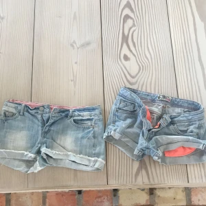  - 50kr för båda! +35kr frakt! Supersnygga jeansshorts till sommaren! Låga där fram o sitter snygg över gumpen😉😍 Hade dem passar hade jag haft kvar dem! 