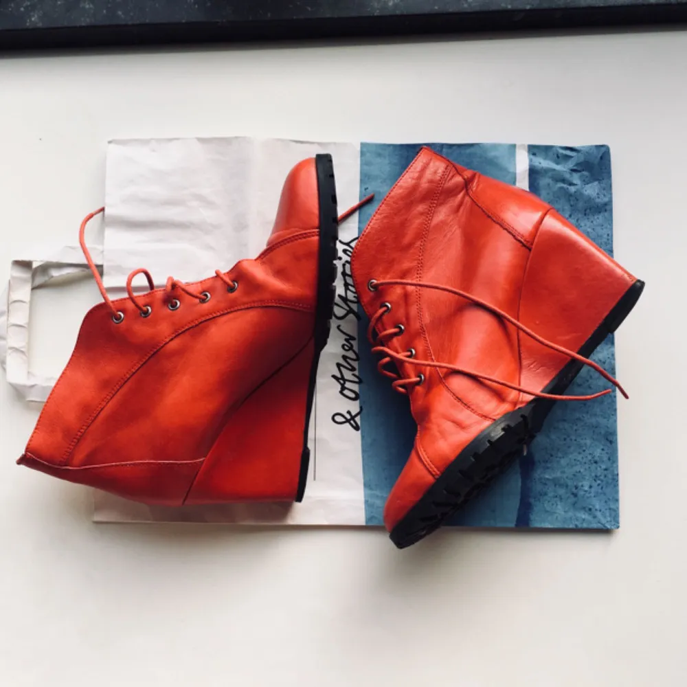 Ett par asläckra och tokiga kilklacksboots i rött (äkta) läder! Sparsamt använda, fint skick! Köparen betalar frakt (skrymmande) eller möter upp i centrala Gbg! . Skor.