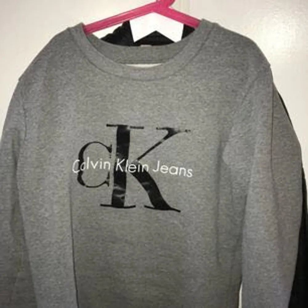 Calvin Klein sweatshirt, storlek S men har lämnat in den så den är sydd lite mer skräddarsytt för tröjorna är väldigt formlösa. . Tröjor & Koftor.