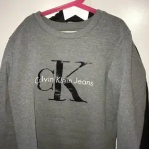 Calvin Klein sweatshirt, storlek S men har lämnat in den så den är sydd lite mer skräddarsytt för tröjorna är väldigt formlösa. 