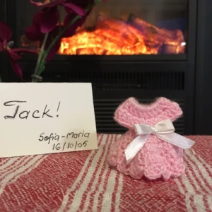  - När du vill duka till dop,namngivelse eller en babyshower så passar dessa små klänningar perfekt som dekoration på kalasbordet. Placera små klänningar på bordet som en liten gåva till dina gäster eller som dekoration. Gåvor är handgjorda och kan tillverkas i olika färger.  Tänka på: Beroende på vilken modell som har valtas och antalet beställda gåvor, beställning kan ta upp till 15 dagar.  Material: acrilyc med silky efect  Storlek : 4 x 6,5 cm 100% hand made in Sweden