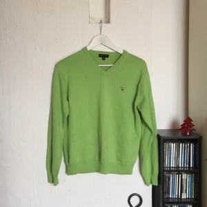  - Tröja från Gant med väldigt fin grön färg. Ej använd så mycket.  Storlek: Small/170