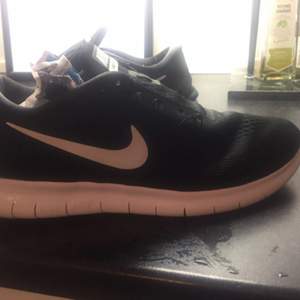 Säljer mina Nike Free Run, supersköna skor, på bilderna är skorna nytvättade därför ser dom lite ”säckiga” ut, skorsnören ingår självklart.  