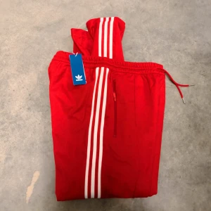  - Het nya brallor från Adidas! Lapp kvar 😍😀😊❤️❤️hög midja😍😍 wctmaterial Eventuell frakt betalas av köparen😙❤️