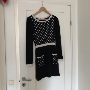  - En jättefin stickad klänning i bra skick. Svart med vita prickar och ett vitt band som man knyter i midjan. Köpt från H&M. Sällan använd. Passar perfekt till en middag med vännerna eller som en avslutningsklänning. Frakten kostar  40kr. Tar swish! Skickar den med posten😊 Meddela mig vid intresse!