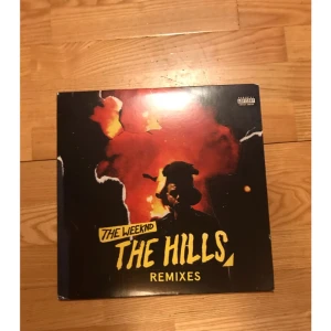  - The Weeknd, The Hills Remix (RSD 2016) 💿 Funkar felfritt.  Köparen står för frakt som är ca 58kr (kan skicka med billigare alternativ men vet inte hur säkert det är) 📮 Katt finns i hemmet 🐈 