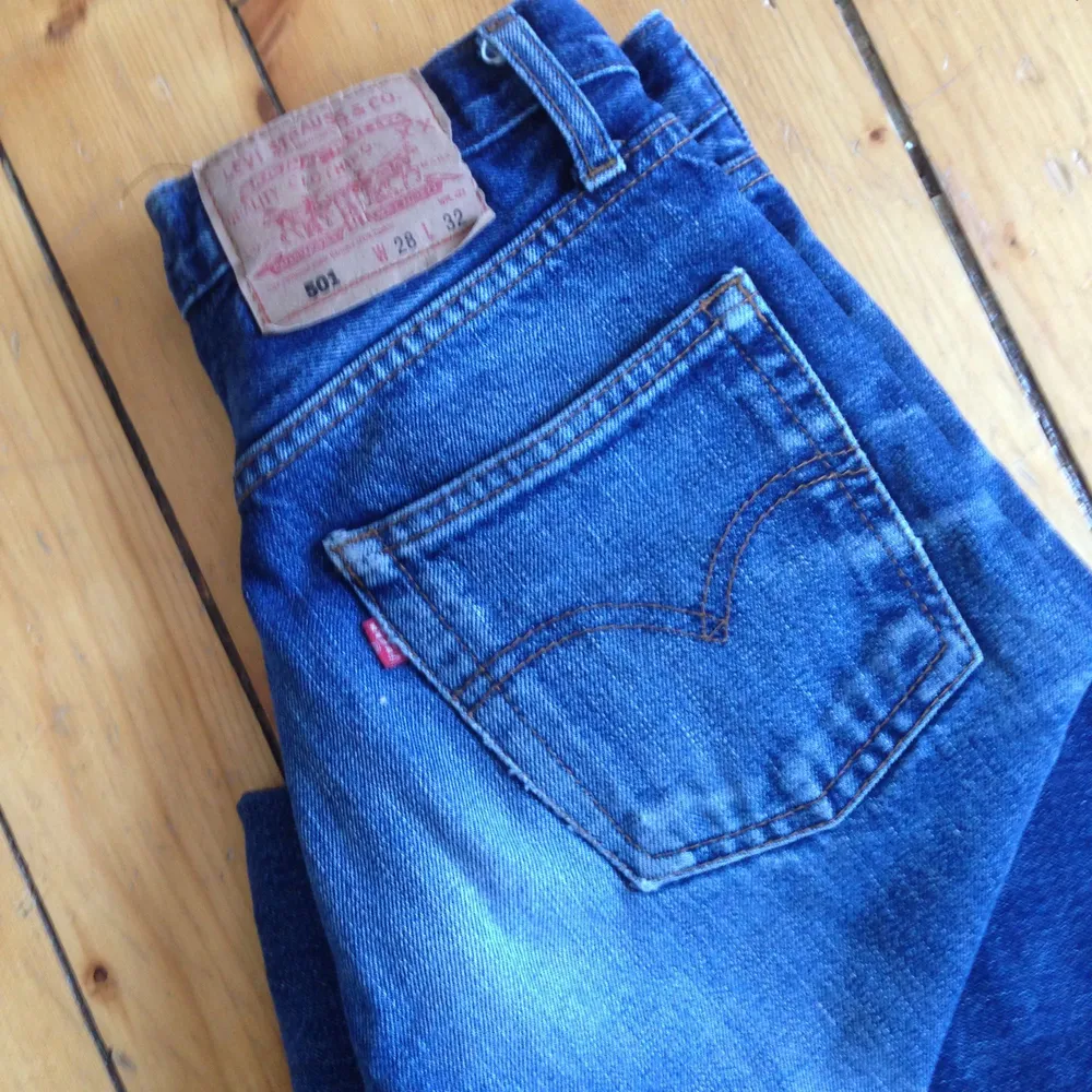 Skitsnygga 501:or i sliten blå tvätt från second hand i Amsterdam. Säljer pga för små i höfterna! . Jeans & Byxor.