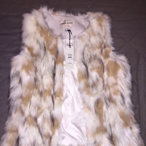  - Säljer min oanvända syntet väst som är köpt på River Island. Storlek 6, prislappen sitter kvar. Säljer den för mindre än halva priset. 