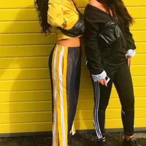  - 💥snygga adidasbyxor som går att öppna vid sidan. strl är mer medium / large 💥