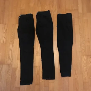  - 2 par jeans och ett par kostym byxor för 150kr 💵  Jeansen är i storlek w:31 och kostym byxorna är i storlek 40 👖  Köparen står för frakt! 📮 Katt finns i hemmet 🐈