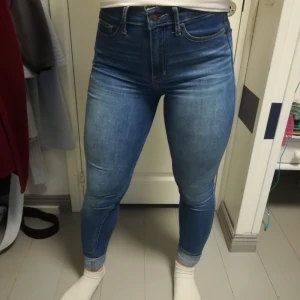  - Jeansen är i ett väldigt bra skick! Använda några gånger men oslitna! Ett par ljusblåa jeans från hollister köpte för 800kr