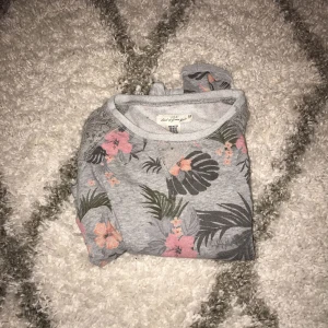  - superfin tröja jag nu växt ur. Den är grå med grå spets på axlarna. Det är en XS men passar absolut en S men blir då liiite kort, men det är bara snyggt enligt mig. Har legat i garderoben ett tag och blir inte använd