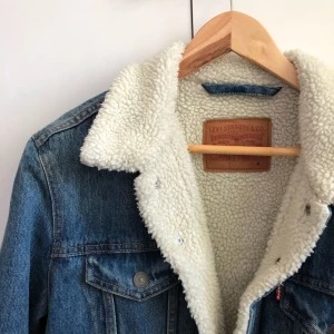  - säljer min fina fina levisjacka 💐 köpt i julas, använd ett fåtal gånger. den är M i herrstorlek men bör passa utmärkt om en är M-L i damstorlek. jag är S-M egentligen därav oversized fit på mig. perfekta höst-vårjackan!! frakt 89kr 💌 skickar spårbart!