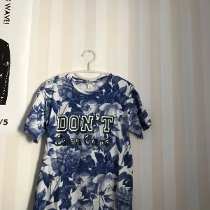  - Jättefin blommönstrad tröja från monki. Stor för att vara XS. Säljes pga tycker inte den passar mig :( måttligt använd