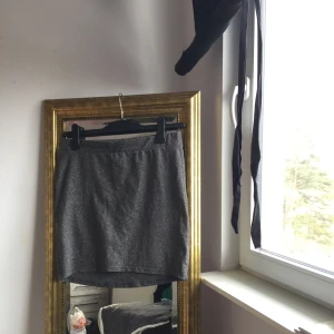  - NYTT PRIS - Grå stretchig kjol från H&M Divided. Aldrig använd. Frakt tillkommer, alt möts vi upp i Göteborg/Borås-området