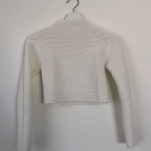  - Vit croptop från missguided. Endast använd 1 gång. Köparen står för frakt 