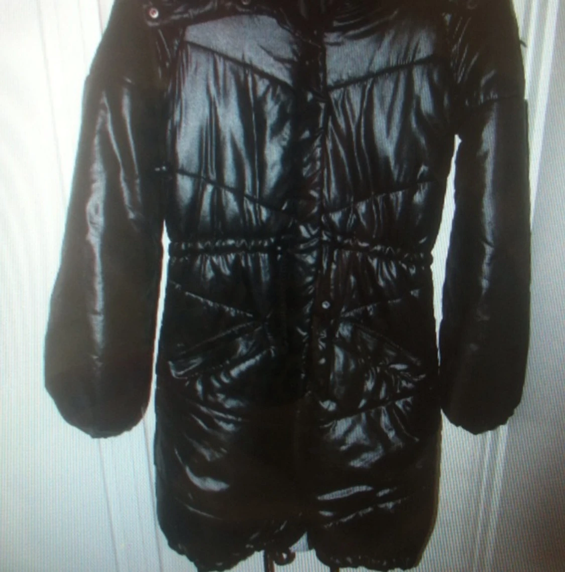 Cheap Monday jacka 
-parkas modell 
- svart 
- blank svart 