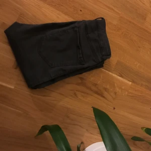  - Superstrechiga "jeans" från Zara med hål på båda knäna. Använda en gång så i bra skick! Passar 36-40 skulle jag tro. 