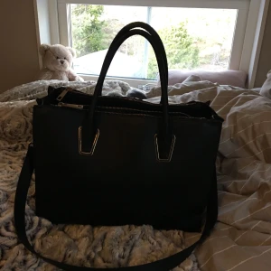  - Stor och rymlig väska från HM, knapt använd, bra kvalite. Inte sliten alls. Många olika fack. Frakt: 50-70kr