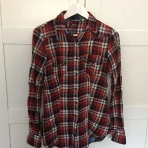  - Skjorta från Rare med tryck på ryggen.