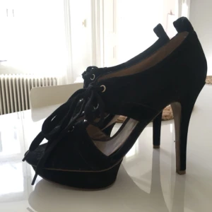  - Säljer ett par fina klackskor i mocka från Mango Basics. Använda två ggr så i väldigt bra skick. Själv har jag en 38-39 i skostorlek, beroende av skomodellen. Platå framtill som gör skorna bekväma. Swisch föredras. Hämtas i Sthlm City