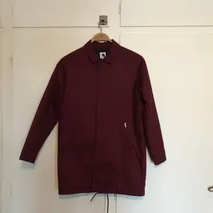 Kappa från Carhartt i vinrött/lila. Använd kanske 4-5 gånger i kortare stunder och därför nyskick. Beställd från Hollywood för 1700kr förra vintern och säljs inte längre. Den är fodrad och skulle absolut klassa den som vinterjacka. 