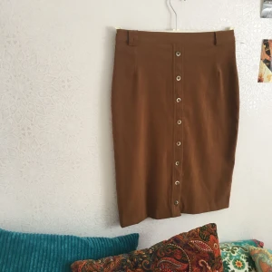  - Köpt second hand. Väldigt mjukt material, fodrad! Är ganska lång. Täcker knäna på mig och jag är 180 cm.  Går ju att sy av om man vill ha den kortare! Frakt tillkommer 🌞