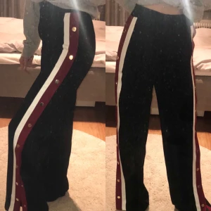  - Snygga flare-byxor med sidorevär + tryckknappar från Zara. Helt nya och oanvända, finns fortfarande i butik och kostar 649kr. Säljer dessa då de inte kommit till användning och öppet köp har gått ut. Köpare står för eventuell frakt (möts annars i stockholm). 