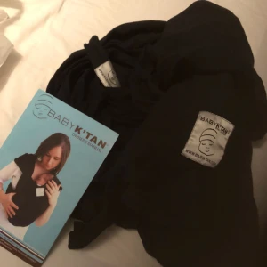  - Svart baby ktan, Storlek XS!  använd 1 gång men bebisen trivdes ej där... så nu säljer jag den under halva priset :) passar alla som har storlek xs/s i vanliga fall. 