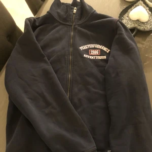  - Äkta Peak performance herr kofta, inga fel. Pris 200kr.