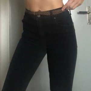  - Snygga jeans från Cheap Monday. Kommer dock inte ihåg måtten och har klippt bort lappen, men passar 34/36. 