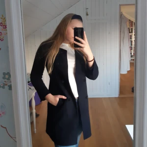  - En fin marinblå kappa i storlek 38, armarna är lite korta för mig som är 174 och har storlek 38 i vanliga fall. 