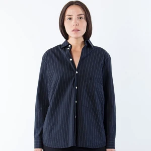  - Elma shirt i färgen black stripe från HOPE Sthlm! Väldigt populär och sålde slut väldigt fort . Använd två gånger så i väldigt bra skick! Stl 36 Modellen är lite oversized :) ord pris 1200kr