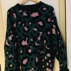  - Stickad tröja från Monki, köpt i vintras och knappt använd.   Om du önskar frakt kostar det 55kr extra. 