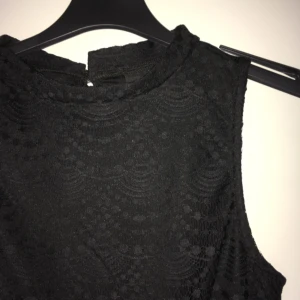  - Svart spetsig klänning! Supergullig men kommer tyvärr inte till användning längre. Frakt tillkommer