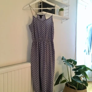  - Knälång klänning som är underbar på sommaren, kommer tyvärr inte till användning tillräckligt för mig. Gott som oanvänd!