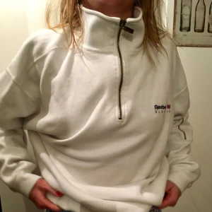  - Vintage, sällsynt tröja med zip från Reebok classics, väldigt fin 😊 även zip på ärm! frakt tillkommer!