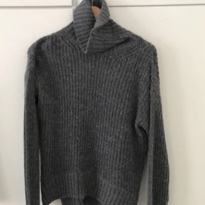  - Stickad polotröja, strl M, passar även S ej använd! 