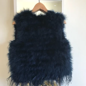  - Pälsväst i mörkblå. Inköpt för ca 3 år sedan på River Island för ca 700kr.  Strl. S/M   Hör av er vid frågor! /Lovisa  