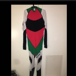  - Cykeldräkt från humana. Nyskick och av mig endast använd en gång. Sörjer så att den ej sitter 100% så hoppas någon annan kan dansa vidare i den! 🔊⭐️🚨