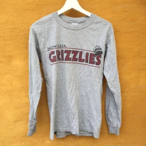  - Supermysig långärmad gråmelerad tröja med tryck. Urtvättad look men i fint skick och inga hål eller skador. Stl S men passar nog en M också. Skickas mot frakt.