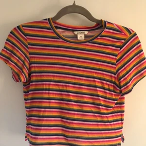  - Jättesöt t-shirt från Monki. Den är i storlek xxs men den passar till XS också. Frakt 45kr  