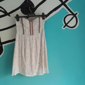  - SÅ snygg klänning, har tyvärr aldrig haft chansen att ha på den och har hunnit växa ut den. Kommer från pins and needles. Bilderna doesnt do it justice