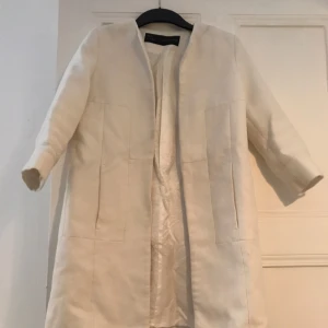  - Vit kappa från Zara, köpt av Angelica Blick.