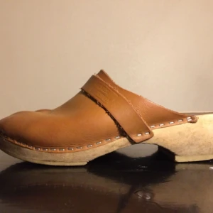  - Svenska clogs med häl, av träd och läder. I fin skick, super bekväma! Frakt + 70kr 