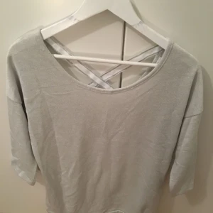  - Silver & glitter tröja med band i ryggen - köpt i Spanien!