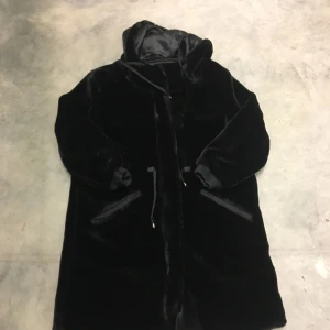  - Sjukt fin fuskpälsjacka med luva från story by lola! I superfint skick, använd endast två gånger. Svart med band i midjan som man kan dra åt för att markera midjan! Superfin! Storlek M men är själv S och använt sen lite lite oversize, sjukt fin! Passa på att fynda, googla för fler bilder😀😍❤️  Eventuell frakt betalas av köparen😘😍❤️✨