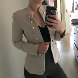  - ⭐️Figursydd beige kavaj med snygga detaljer! Små vaddar i axlarna, superskönt stretchigt material. Endast använd vid 1 tillfälle eftersom att den inte riktigt är min stil. Köpare betalar frakt